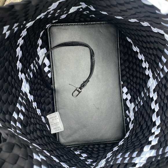 New BINDYA New York Handcrafted Black/White Woven Polyester Handbag/Wristlet - Picture 5 of 7